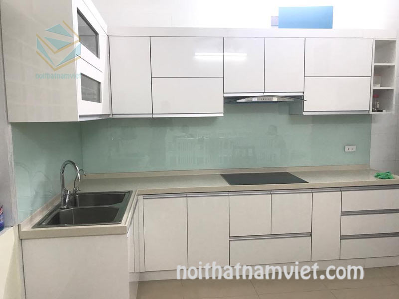 Thi công tủ bếp gỗ Acrylic AC-2070 màu trắng cho không gian nhỏ gọn quận Tân Bình