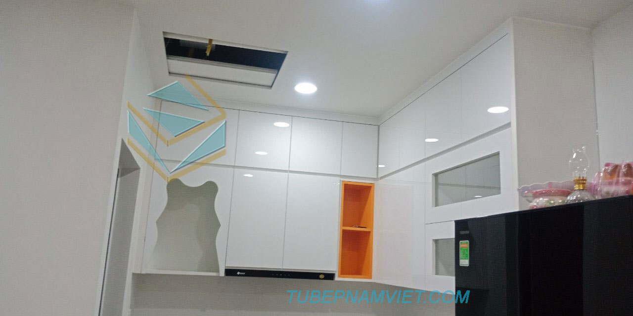 Tủ bếp gỗ Acrylic bóng gương màu trắng chữ L AC -2115
