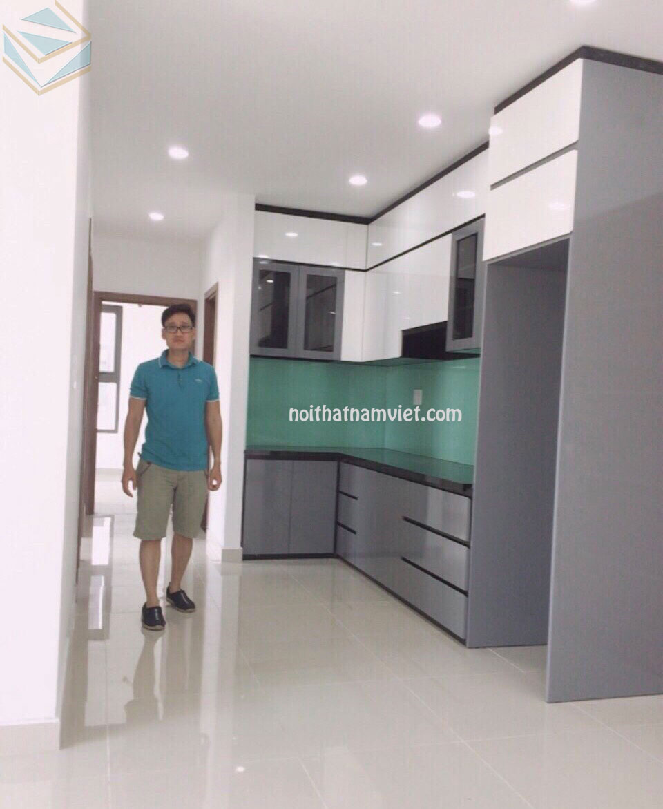 Thi công tủ bếp Acrylic tông màu xám trắng cho căn hộ nhà anh Quốc