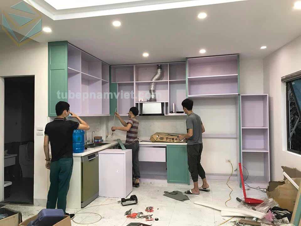 Hình ảnh thi công tủ bếp gỗ sồi sơn xanh 