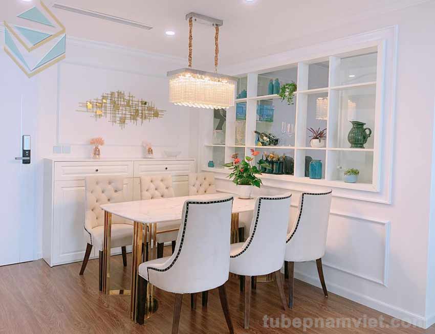Thiết kế bàn ăn đẹp cùng tông màu trắng với tủ bếp