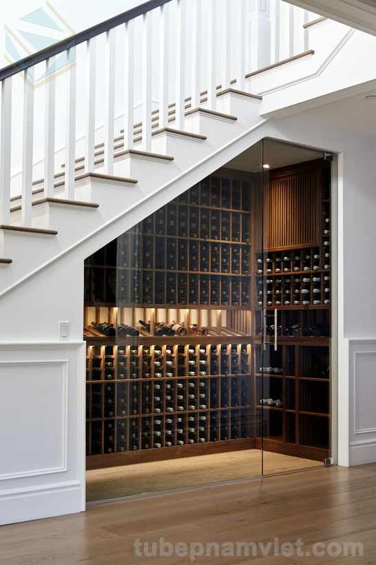 Phòng kính cất trữ rượu gầm cầu thang