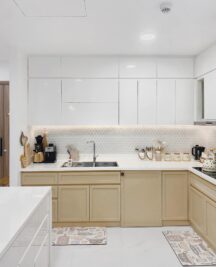 tủ bếp gỗ công nghiệp acrylic màu trắng phong cách tối giản dành cho chung cư