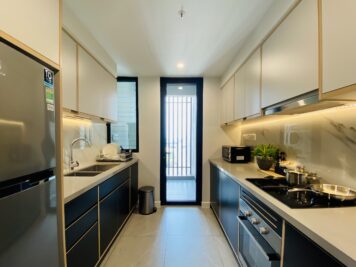 Thiết kế tủ bếp gỗ sang trọng cho căn hộ chung cư 2PN tại TPHCM