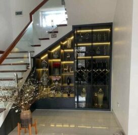 Nam Việt nhận thiết kế và đóng tủ rượu kính ở chân cầu thang theo yêu cầu