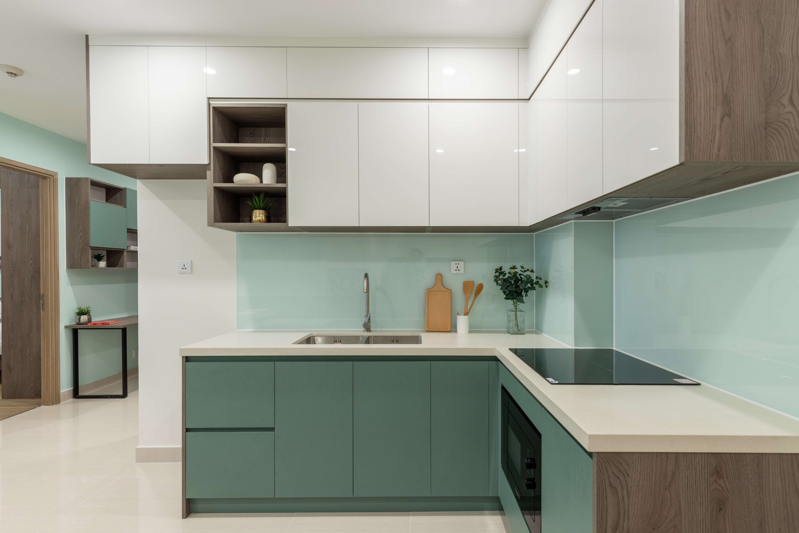 Tủ bếp chung cư bằng gỗ Acrylic tông màu trắng xanh trẻ trung