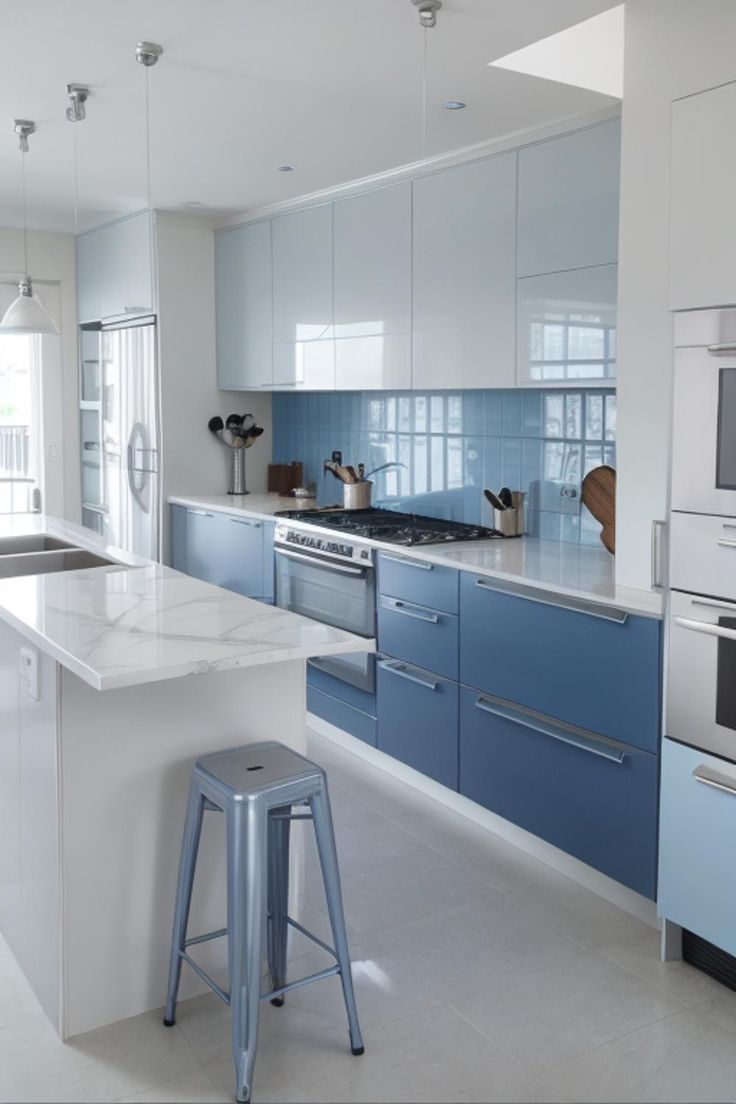 Sự kết hợp màu sắc độc đáo tạo nên tủ bếp phá cách cuốn hút mọi ánh nhìn.