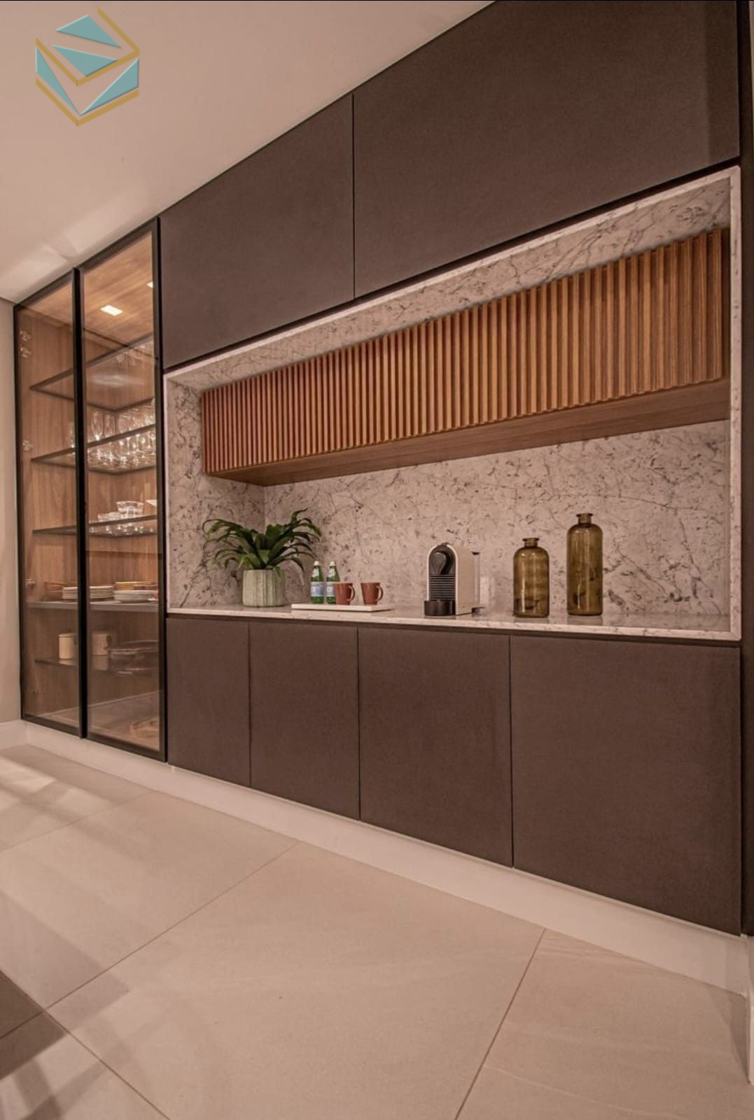 Tủ bếp thông thoáng với kính tràn viền mang lại hiệu ứng không gian rộng và hiện đại.