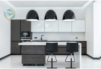 Thi công nội thất bếp không nên tiết kiệm phụ kiện, vì chúng tăng tuổi thọ và sự tiện ích của tủ bếp.