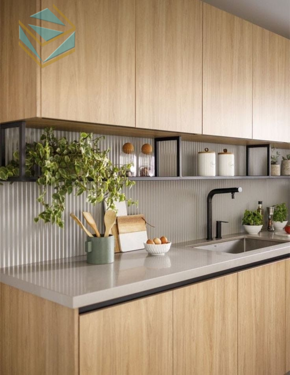 Tủ bếp cổ điển gỗ sẫm màu mang đến không gian sang trọng, tinh tế, phù hợp với gia chủ yêu thích sự hoài niệm.