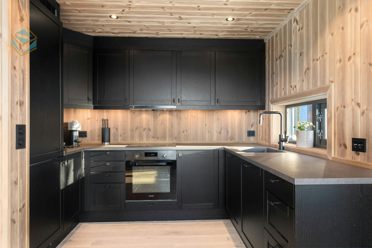 Sự phối hợp hoàn hảo giữa gỗ công nghiệp cao cấp và mặt đá giúp căn bếp sang trọng, đẳng cấp mà vẫn dễ sử dụng.