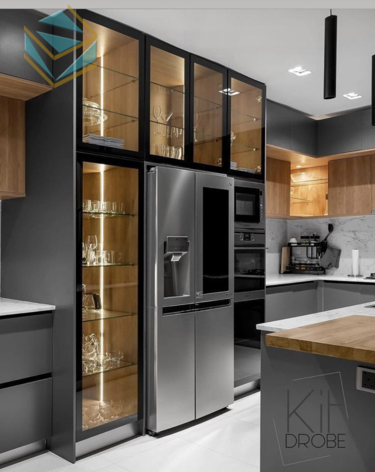 Sử dụng gam màu trắng – pastel giúp tủ bếp thông thoáng và tạo hiệu ứng thị giác rộng hơn.