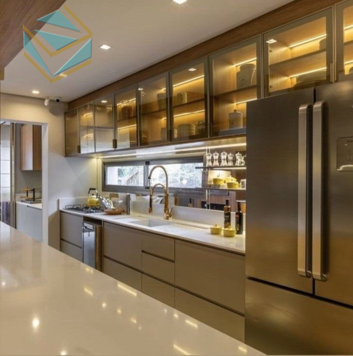 Tủ bếp thông thoáng với cửa kính trong suốt, giúp căn bếp sáng sủa và rộng rãi hơn.