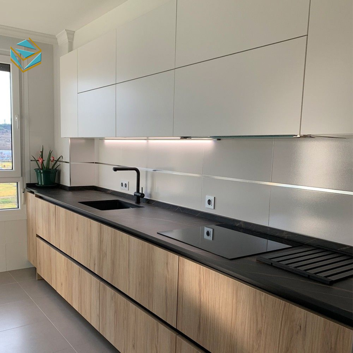 Không gian bếp mở được bố trí gần cửa sổ lớn, tận dụng ánh sáng tự nhiên, mang lại sự tươi mới và tiết kiệm năng lượng.