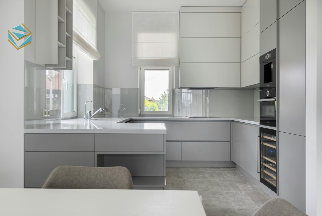 Tủ bếp được thiết kế để tận dụng góc phòng, giúp tăng không gian lưu trữ mà vẫn đảm bảo sự sang trọng.