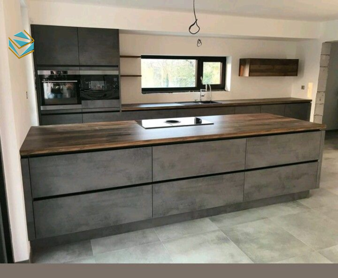 Mẫu tủ bếp gỗ công nghiệp với tông sáng giúp không gian bếp thêm rộng rãi, phù hợp phong cách sống hiện đại của gia đình trẻ.