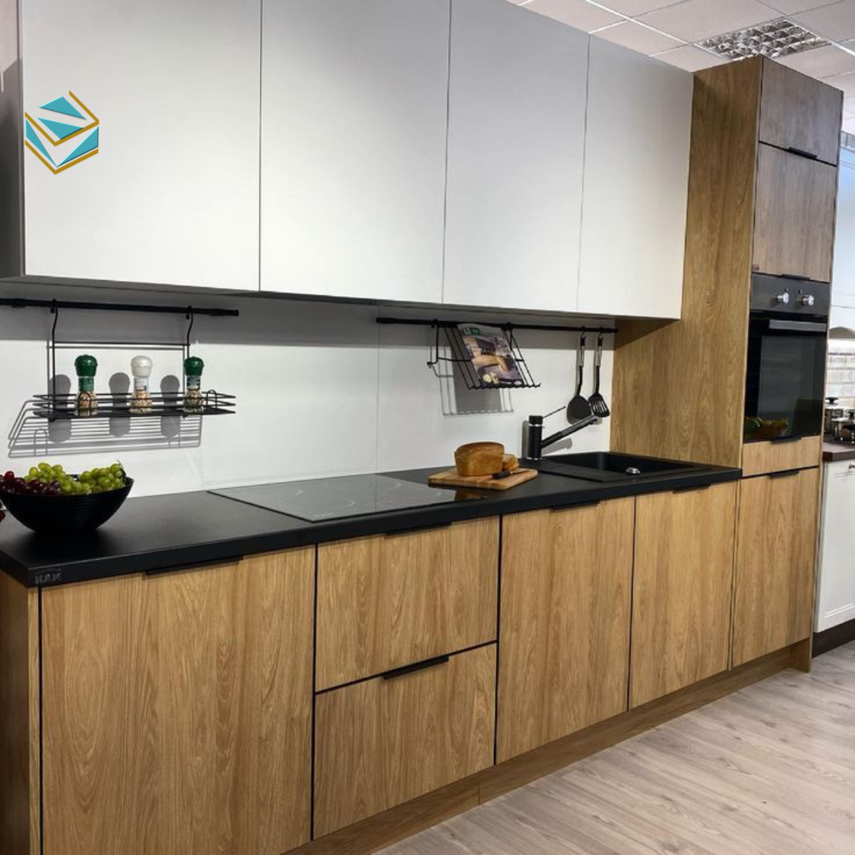 Mẫu thiết kế sử dụng tông màu be, kem và gỗ tự nhiên, giúp căn bếp trông tinh tế và dễ phối hợp với nội thất tổng thể.