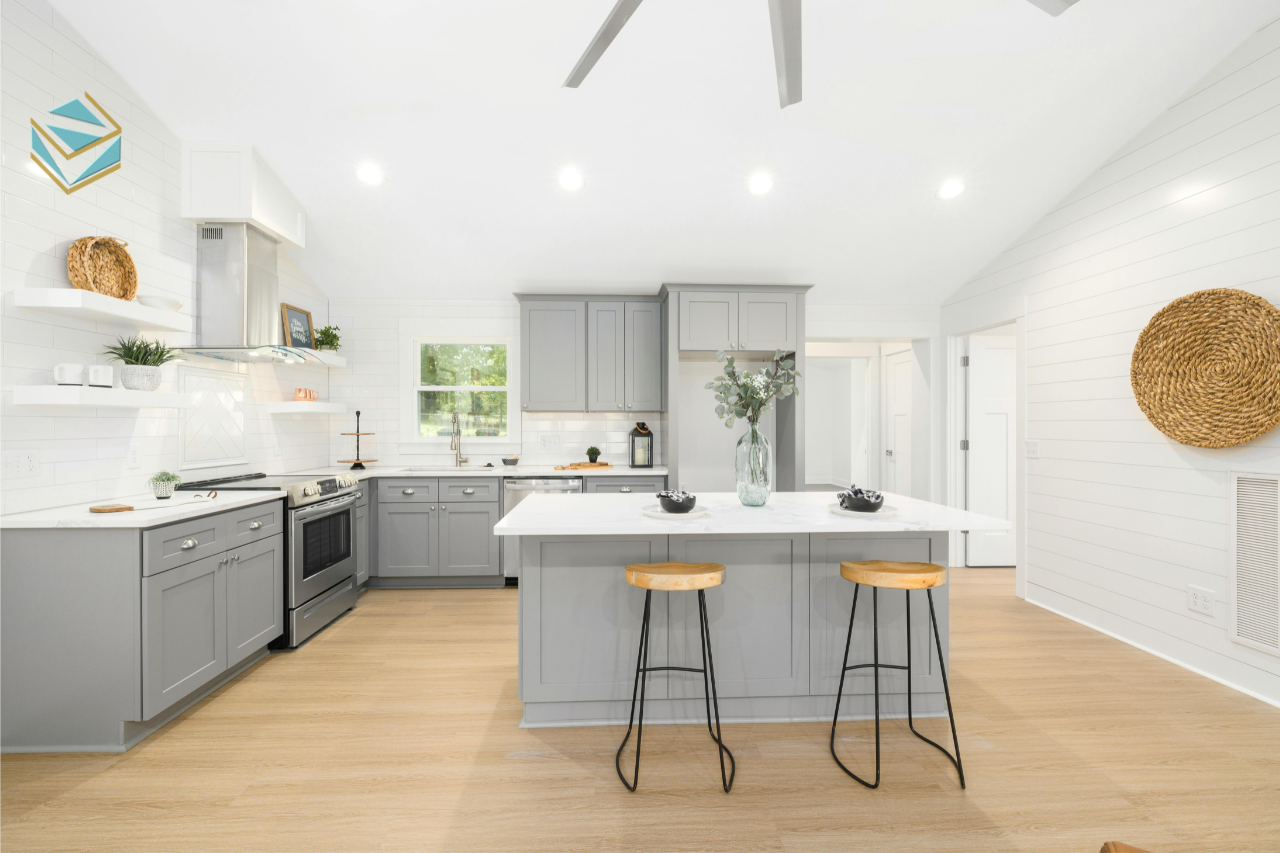 Tủ bếp thiết kế theo phong cách sang trọng, tông màu trung tính giúp làm nổi bật vẻ hiện đại của căn bếp.