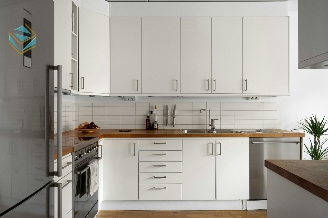 Tủ bếp chữ L kết hợp cửa kính, tạo cảm giác rộng rãi, thoáng sáng cho căn hộ.