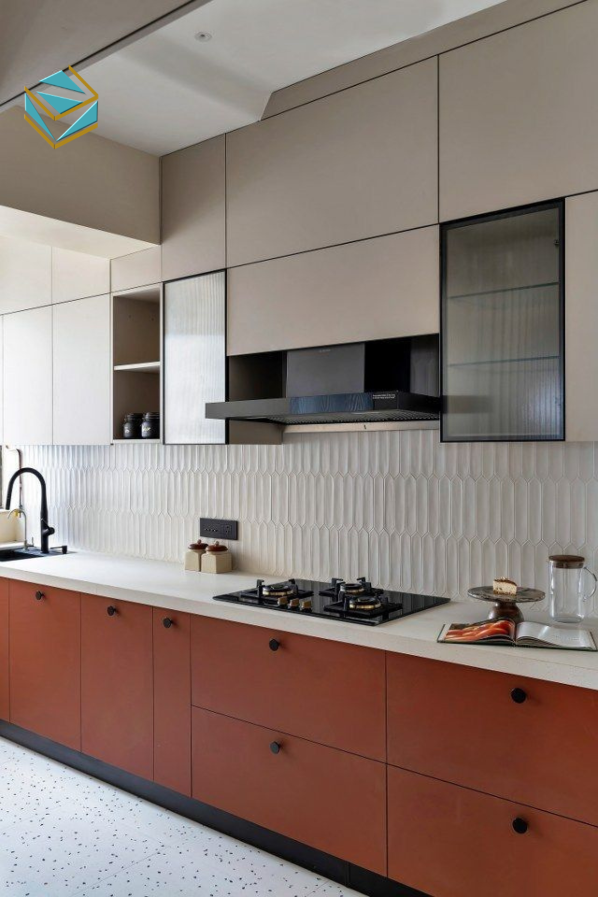 Nhiều mẫu tủ bếp hiện đại nhìn đẹp trong showroom, nhưng khi lắp ở nhà lại “không ăn nhập”. Cần đo đạc thực tế và phối màu hợp phong cách tổng thể nội thất.