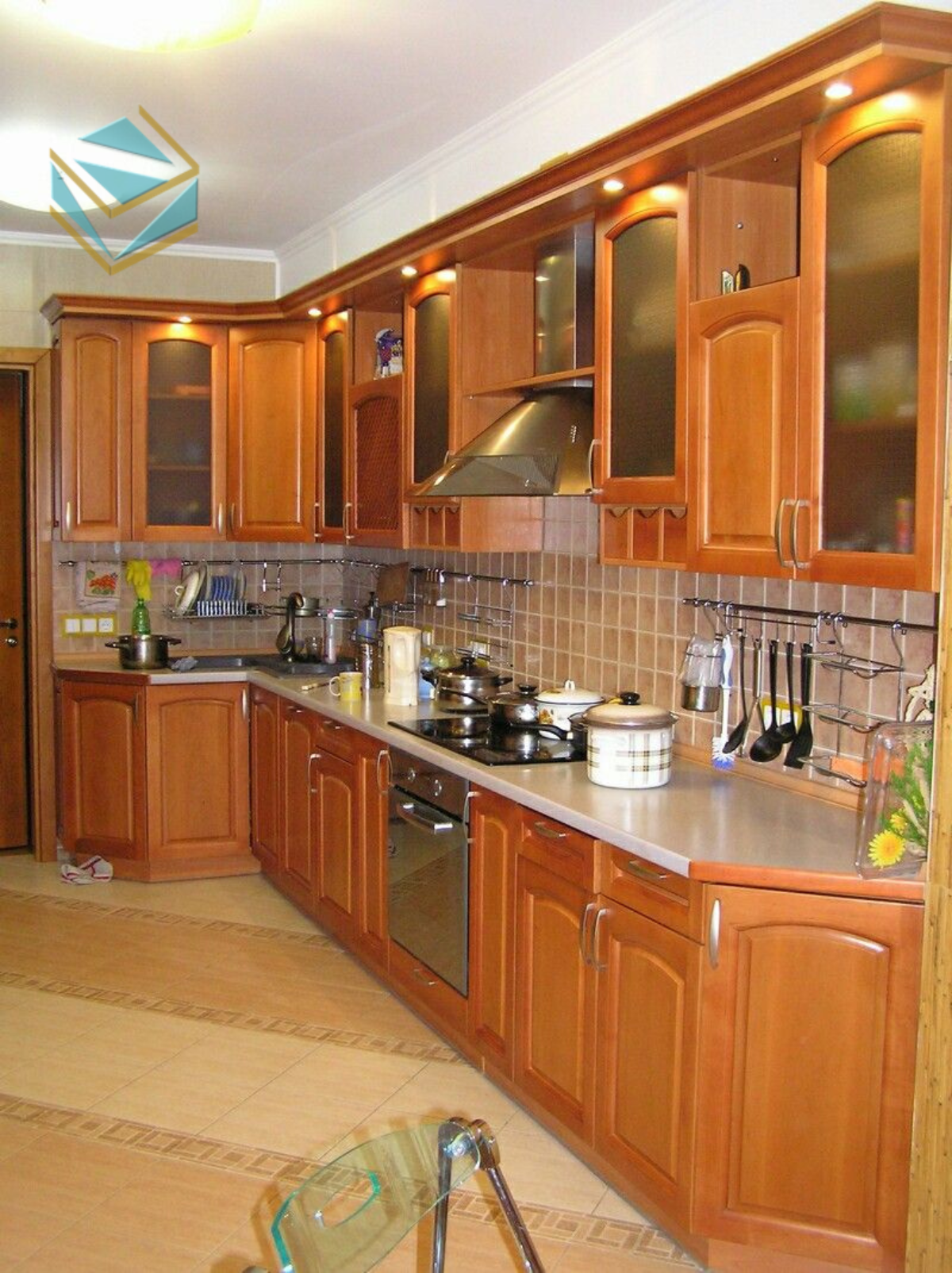 Tủ bếp gỗ sồi có độ cứng chắc, chịu lực và chống ẩm hiệu quả, thích hợp với môi trường bếp.