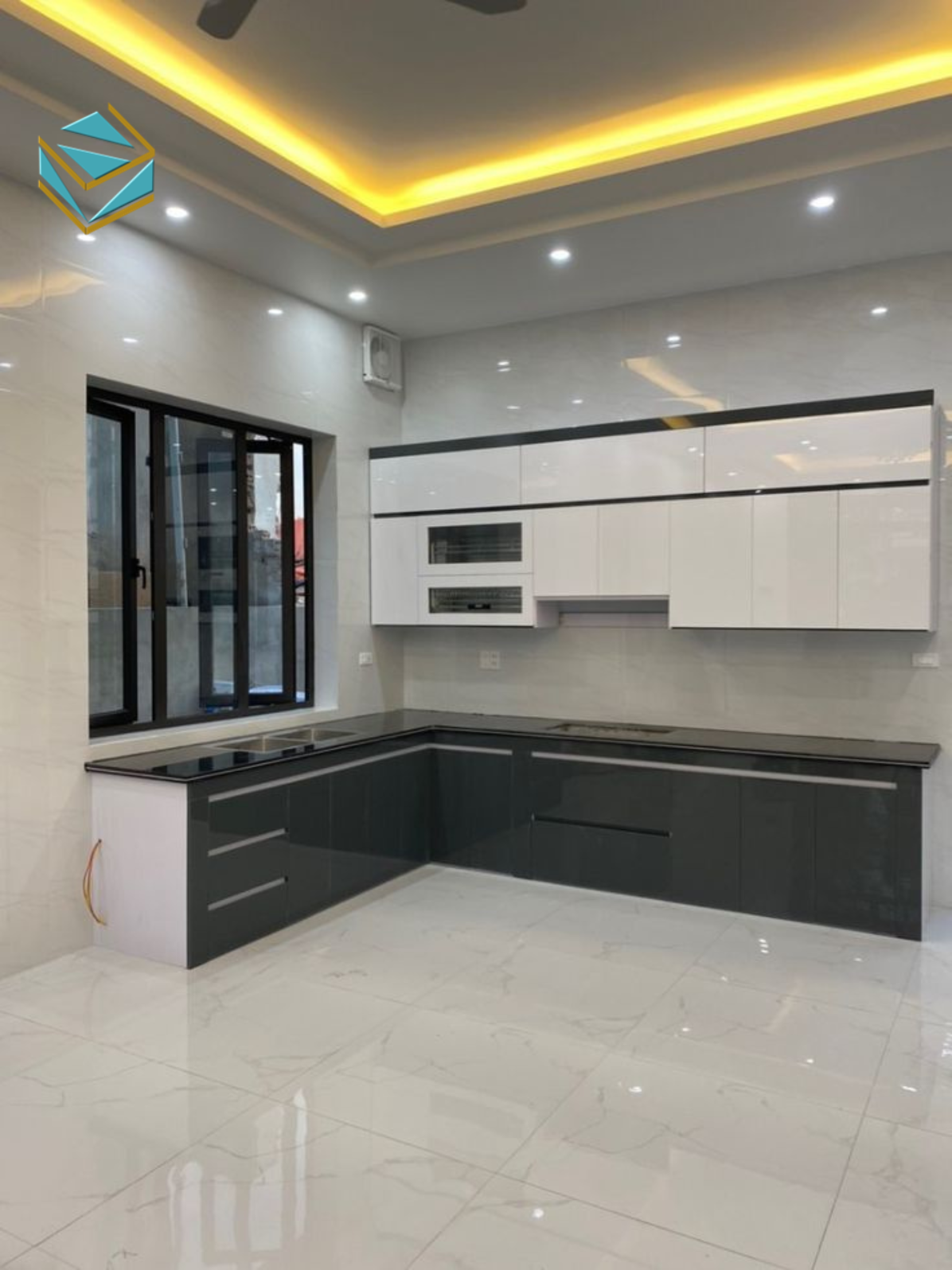 Mẫu tủ bếp màu sáng mang lại sự thanh thoát, kết hợp hoàn hảo với phong cách nội thất tối giản.