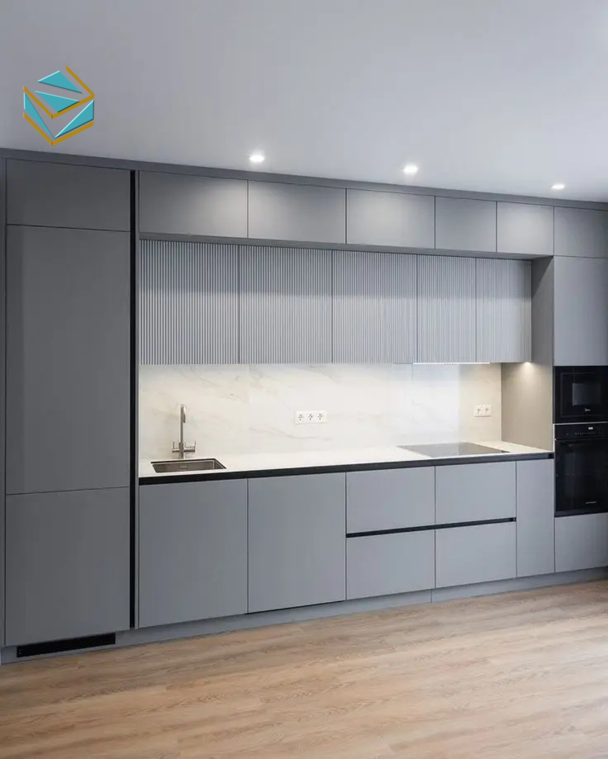 Với lớp phủ melamine cao cấp, tủ bếp MDF giữ được màu sắc bền bỉ, không phai, không cong vênh dù sử dụng nhiều năm.