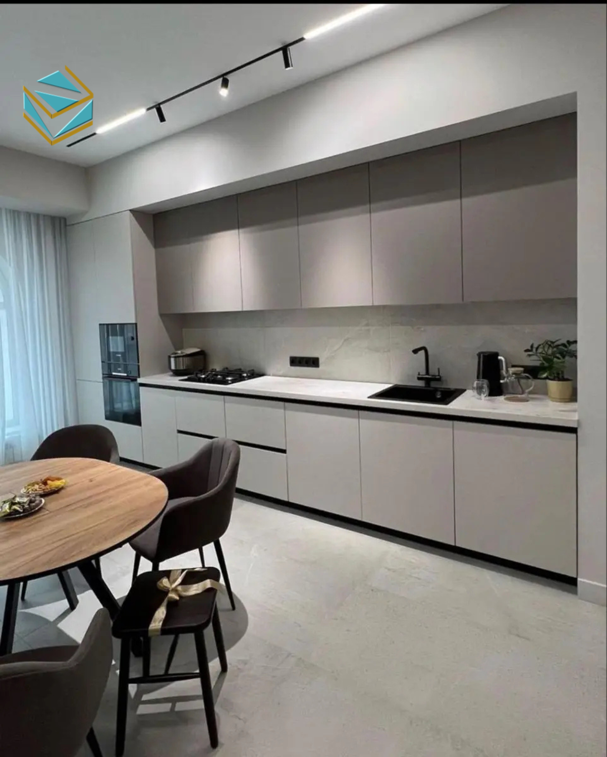 Sự hòa quyện giữa MDF lõi xanh chống ẩm và mặt đá trắng giúp căn bếp thêm phần hiện đại, sạch sẽ và dễ vệ sinh.