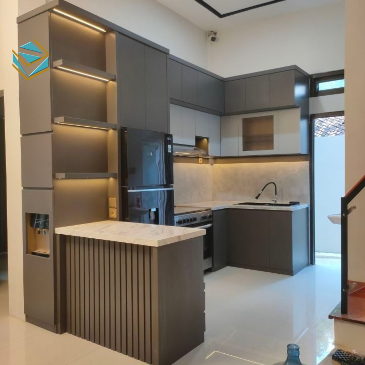 Hình mô phỏng hệ tủ bếp tích hợp giá xoong nồi, tủ kho mini và giá để gia vị.
