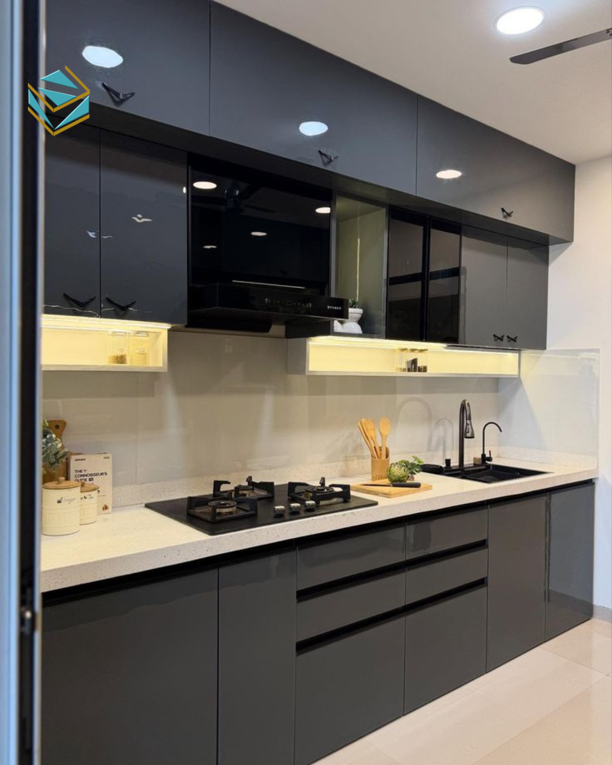 Thiết kế tối giản, không tay nắm, bề mặt bóng mịn giúp căn bếp trông gọn gàng và tinh tế hơn.