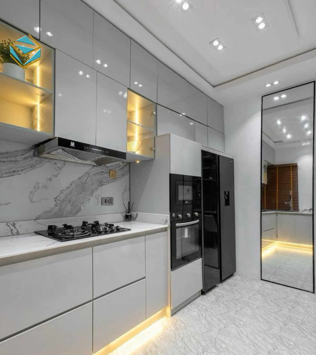 Ánh sáng LED ẩn dưới kệ tủ làm nổi bật chất liệu acrylic, tạo hiệu ứng phản chiếu bắt mắt.