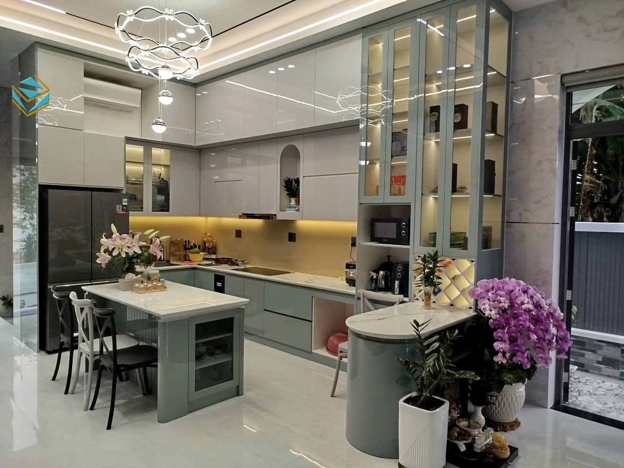Nhờ ưu điểm chống thấm, chống ẩm, tủ bếp gỗ kết hợp đá tự nhiên là lựa chọn hoàn hảo cho khí hậu Việt Nam.