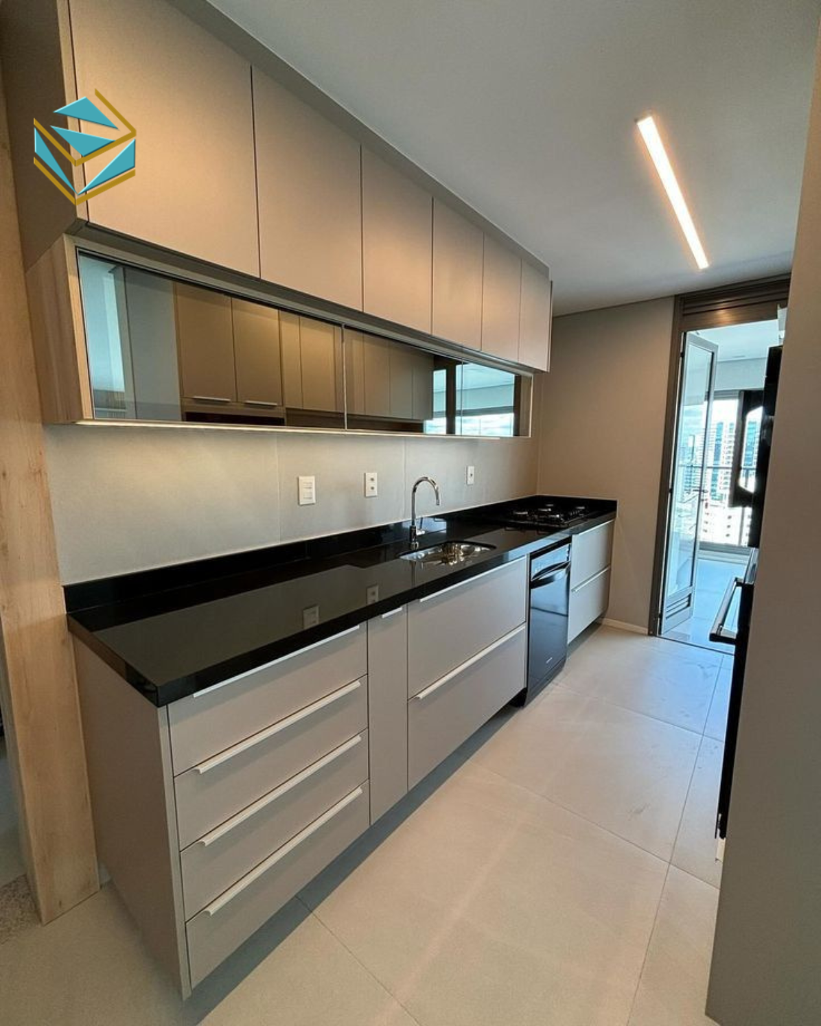 Sự kết hợp giữa Acrylic và MDF xanh mang lại độ bền cao cùng tính thẩm mỹ vượt trội.