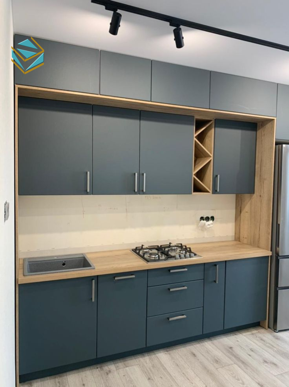 Tủ bếp gỗ công nghiệp mang lại cảm giác hiện đại mà vẫn ấm cúng, phù hợp căn hộ thành thị.