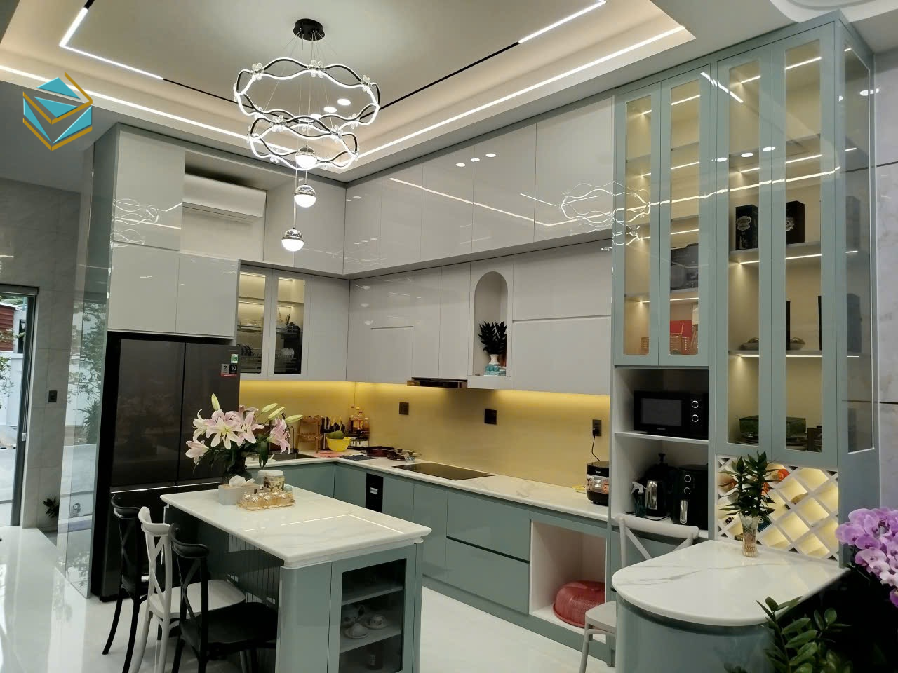 Tủ bếp đá tự nhiên với tông màu tương phản giúp không gian có chiều sâu và thẩm mỹ cao.