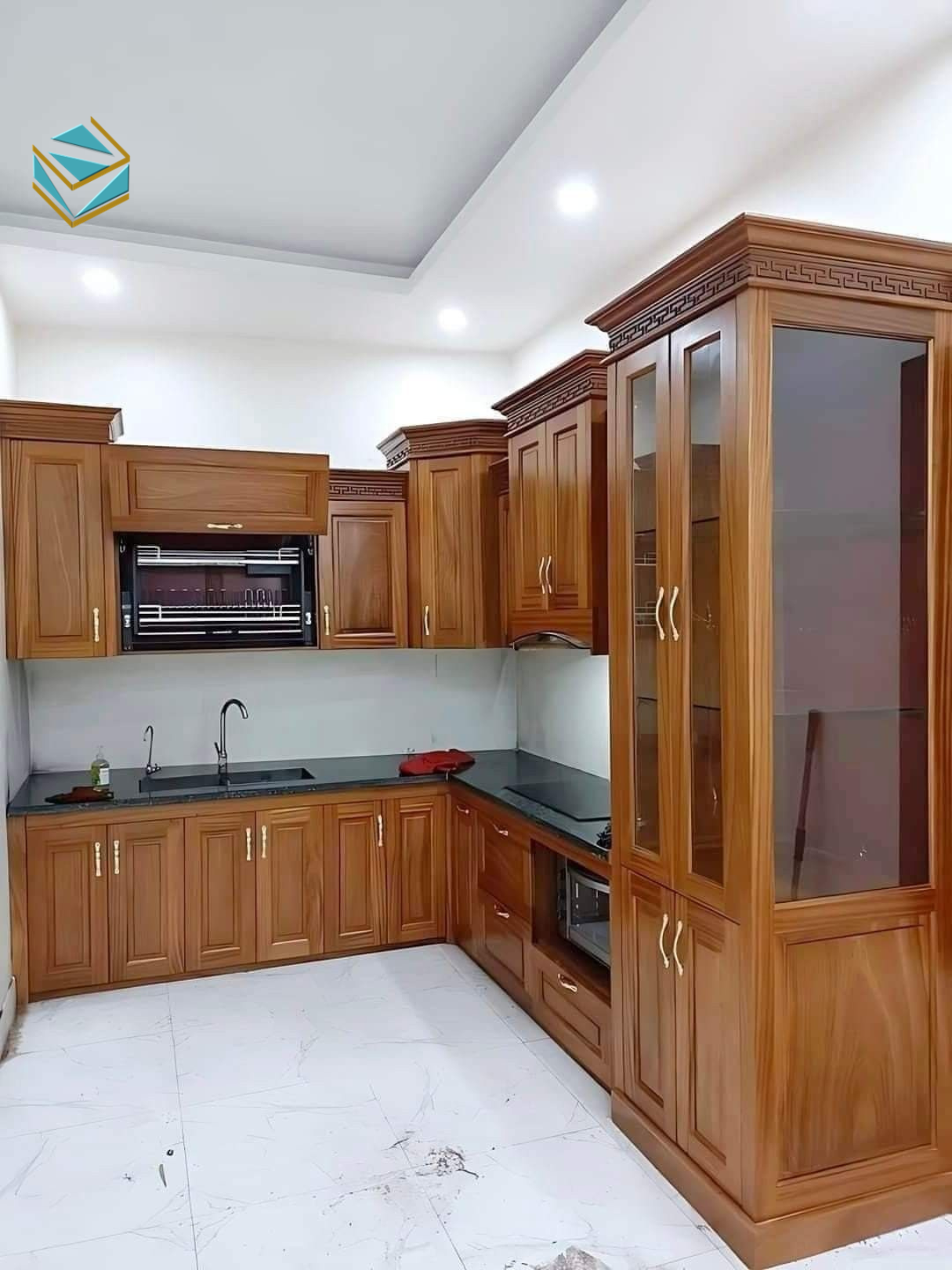 Kiểu dáng mềm mại, tay nắm âm, bề mặt phủ bóng mịn giúp giảm va chạm khi trẻ vui chơi gần khu bếp.