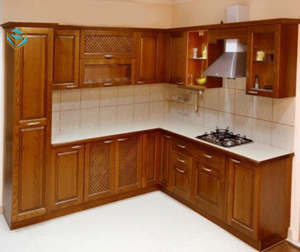 Tủ bếp sử dụng gỗ tự nhiên có vân sắc nét, kết hợp ánh sáng LED giúp tăng chiều sâu trực quan.