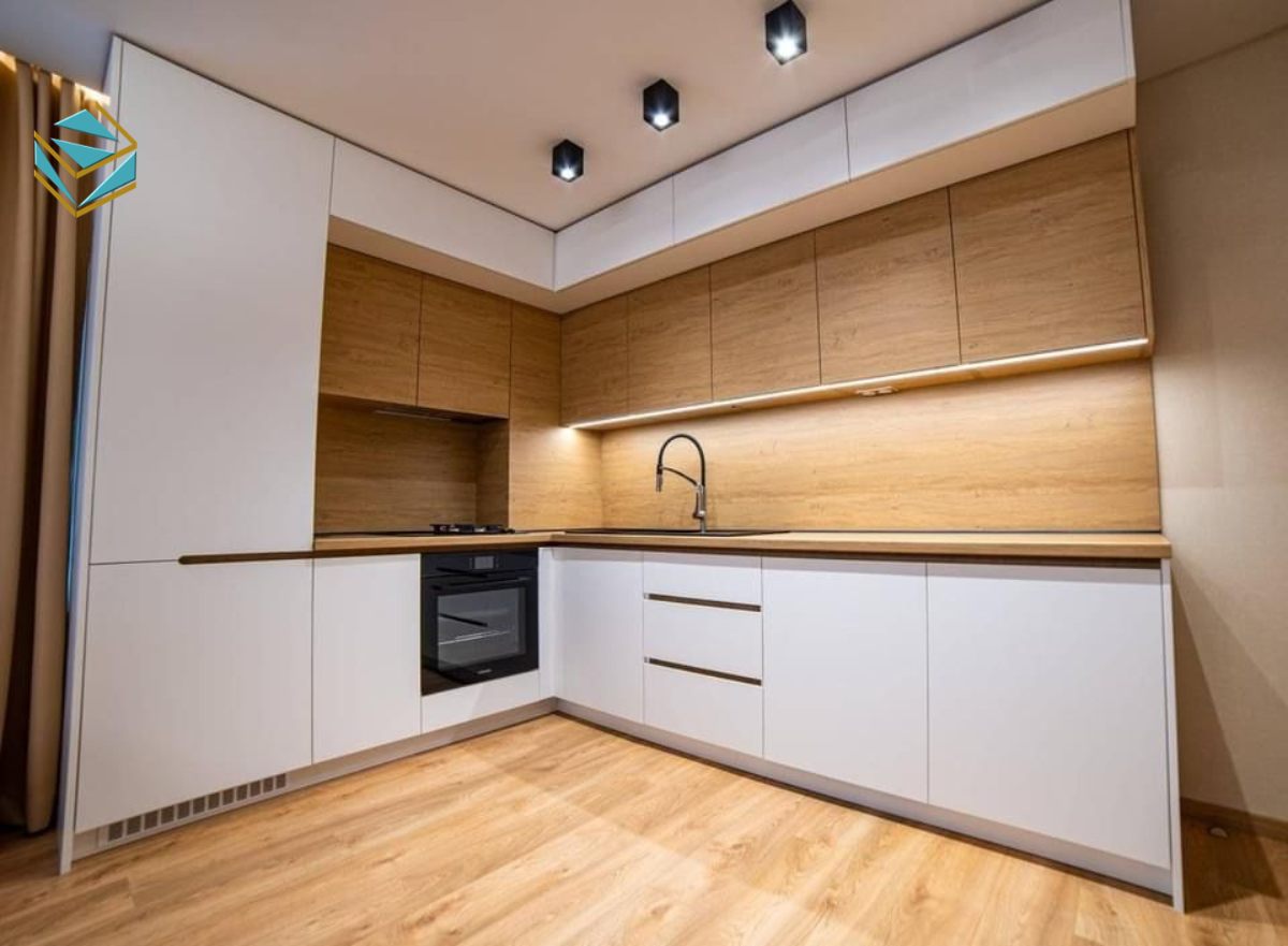 Thiết kế tủ bếp trắng bóng giúp căn bếp luôn sáng, dễ vệ sinh và bền đẹp theo thời gian.