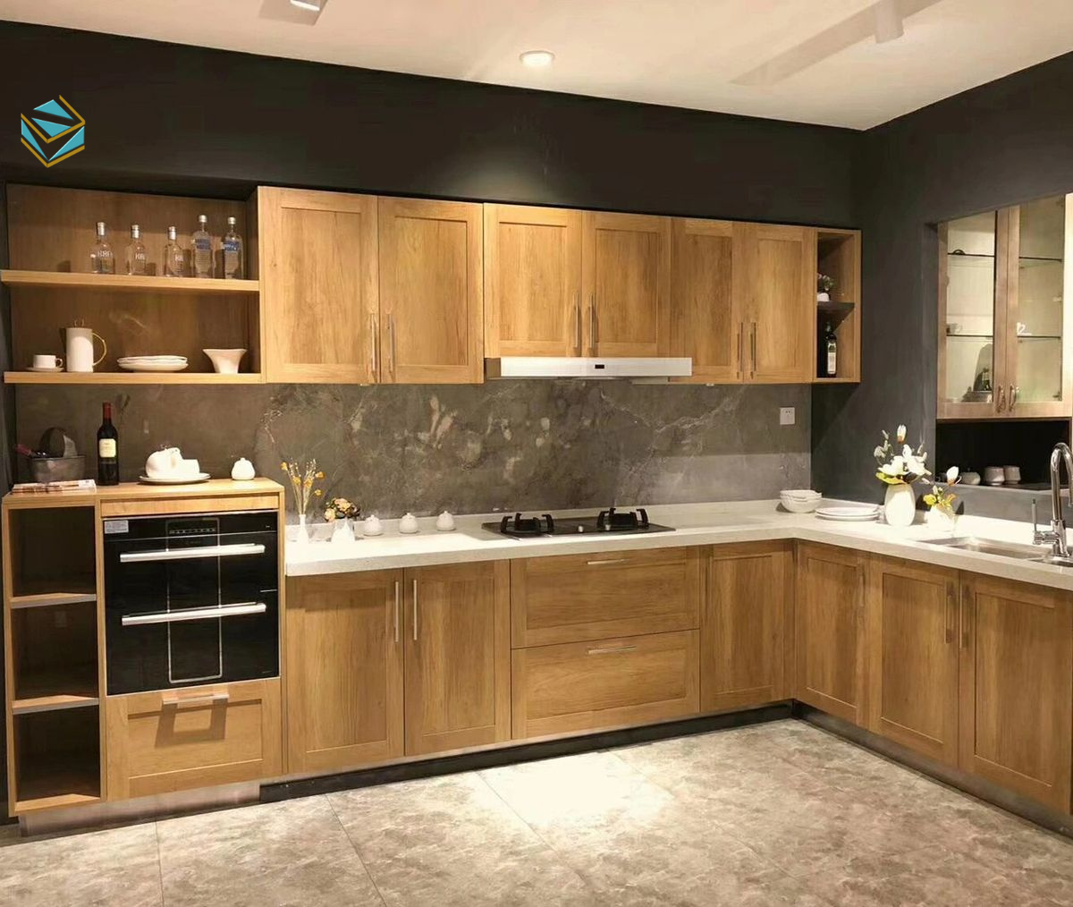 Tủ bếp chạy dọc một bên tường, tạo lối đi thông thoáng, phù hợp với căn hộ studio có diện tích hạn chế.