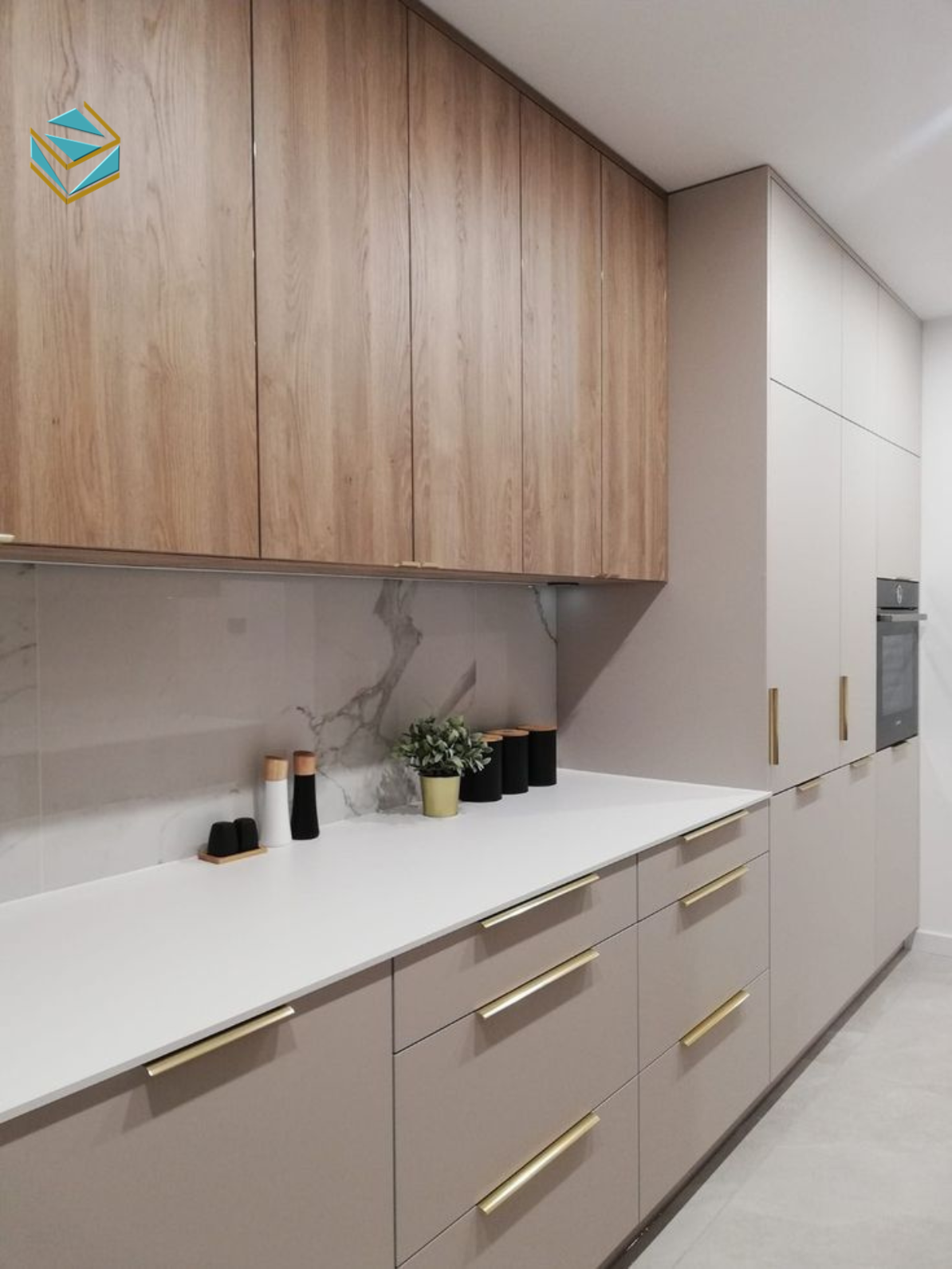 Mẫu tủ bếp gỗ công nghiệp sử dụng MDF lõi xanh và HDF giúp gia chủ dễ dàng so sánh về độ bền, khả năng chống ẩm và chi phí đầu tư cho không gian bếp gia đình.