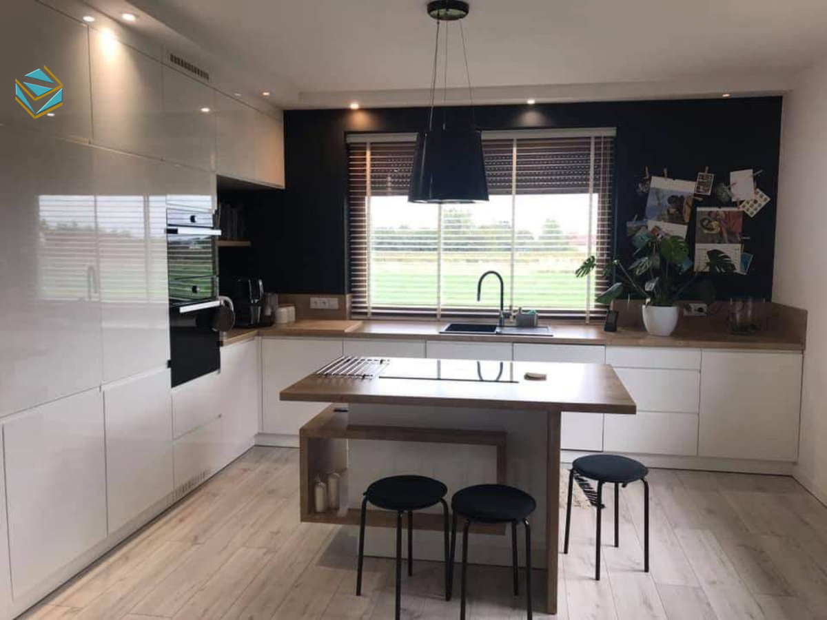 Hình ảnh thể hiện đội ngũ thi công lắp đặt đúng tiêu chuẩn, giúp tăng tuổi thọ và độ chắc chắn cho tủ bếp.