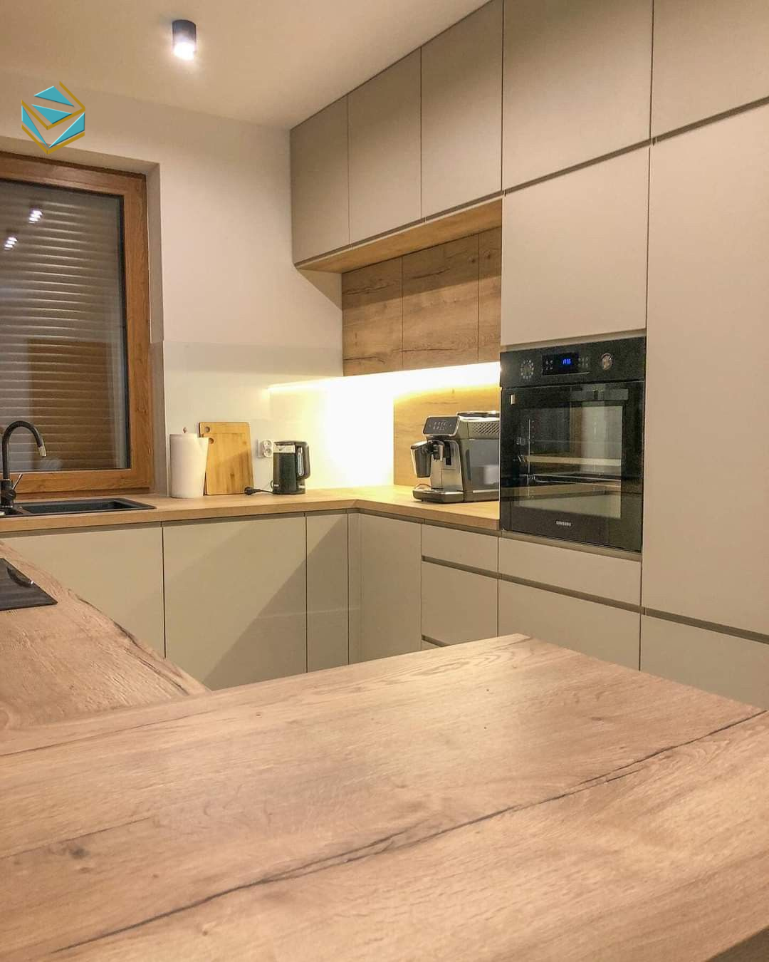 Một mẫu tủ đơn giản, gồm tủ trên và tủ dưới, mang phong cách hiện đại, phù hợp các căn hộ diện tích khiêm tốn.