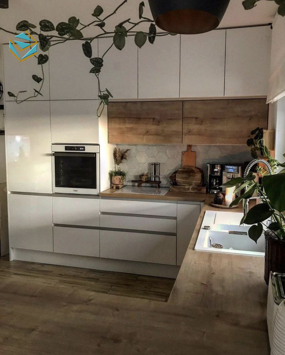 Ảnh cận cảnh bề mặt Laminate có độ bền cao, phù hợp các gia đình có nhu cầu sử dụng thường xuyên.