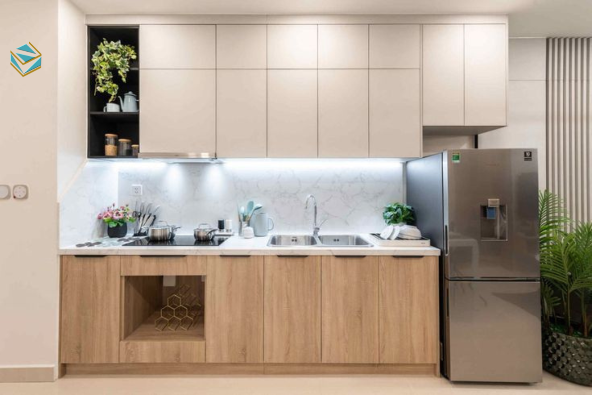 Bề mặt sáng giúp phản chiếu ánh sáng tốt, tạo không gian bếp sạch và gọn gàng.