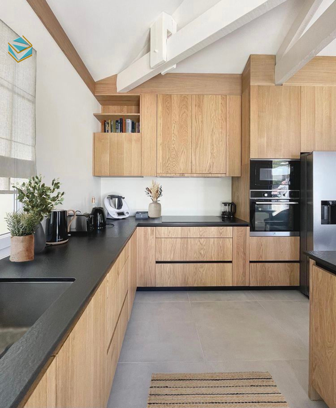 Mẫu tủ bếp MDF Melamine kết hợp vân gỗ và màu trắng, phù hợp gia đình yêu thích sự tinh gọn.