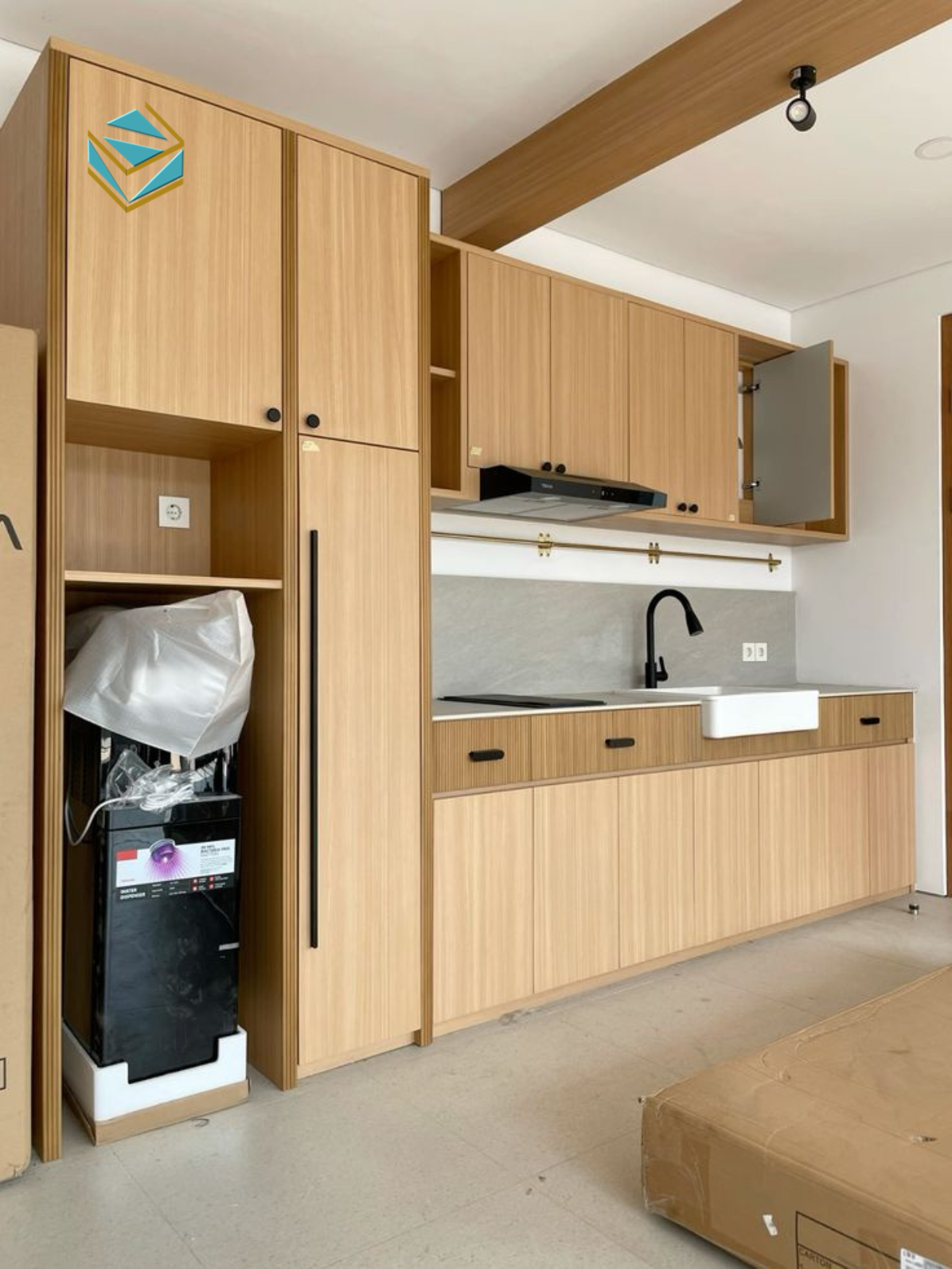 Thiết kế Laminate vân gỗ nhẹ mang đến vẻ đẹp sang và độ bền cao cho căn bếp, chống trầy xước hiệu quả.