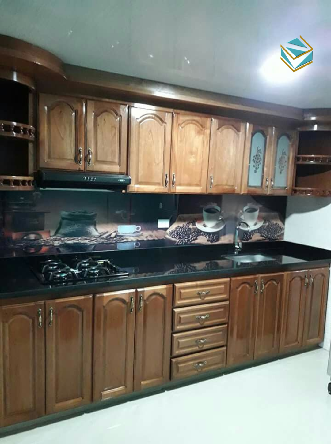 Thiết kế sử dụng họa tiết đối xứng và đường nét mềm, tạo cảm giác đẳng cấp và thu hút ngay từ góc nhìn đầu tiên.