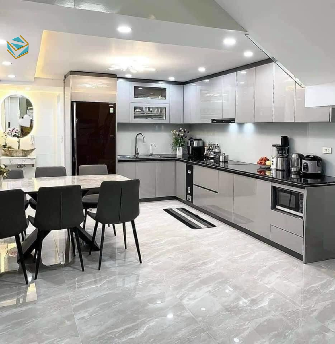 Tủ bếp chữ L trong thiết kế tủ bếp giúp tận dụng góc hiệu quả. Nhờ đó, không gian bếp luôn thoáng và dễ di chuyển khi nấu nướng nhiều.