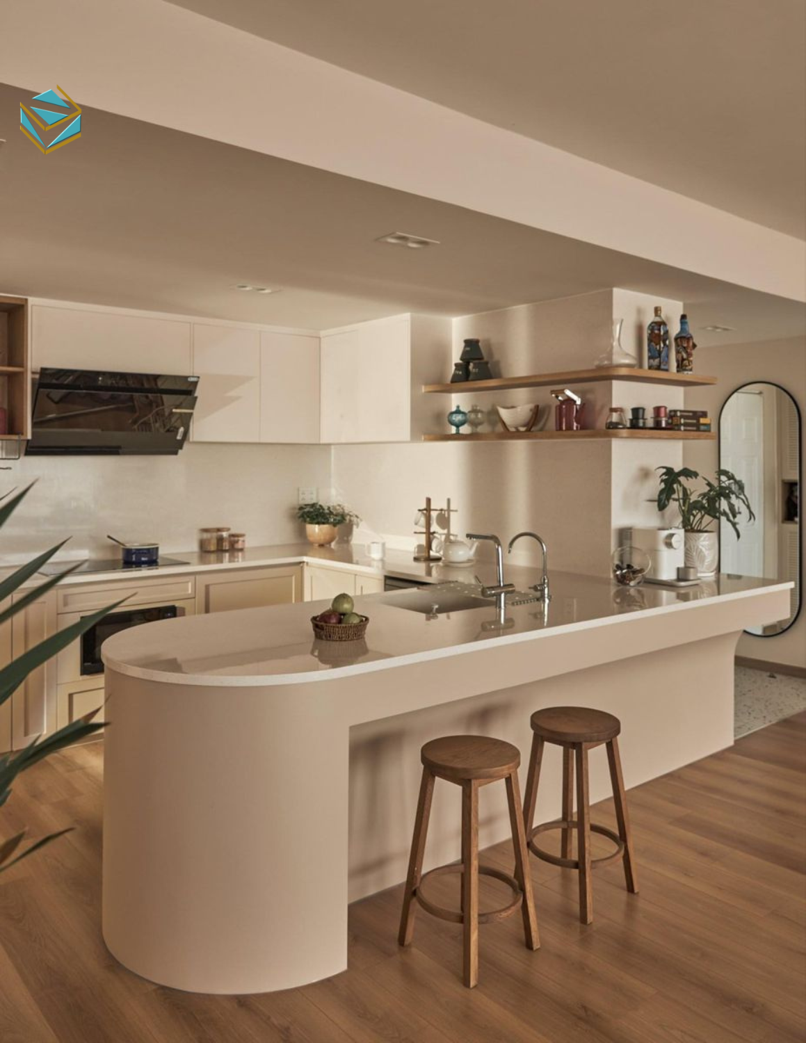 Thiết kế tủ bếp chữ U phù hợp không gian bếp lớn. Cách bố trí này tăng khả năng lưu trữ và tạo cảm giác sang trọng cho gian bếp.