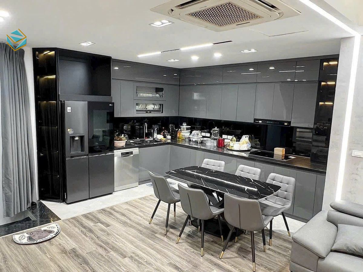 Tủ bếp nhựa trong thiết kế tủ bếp giúp chống nước và dễ lau chùi. Đây là lựa chọn phù hợp cho gia đình sử dụng bếp với tần suất cao.